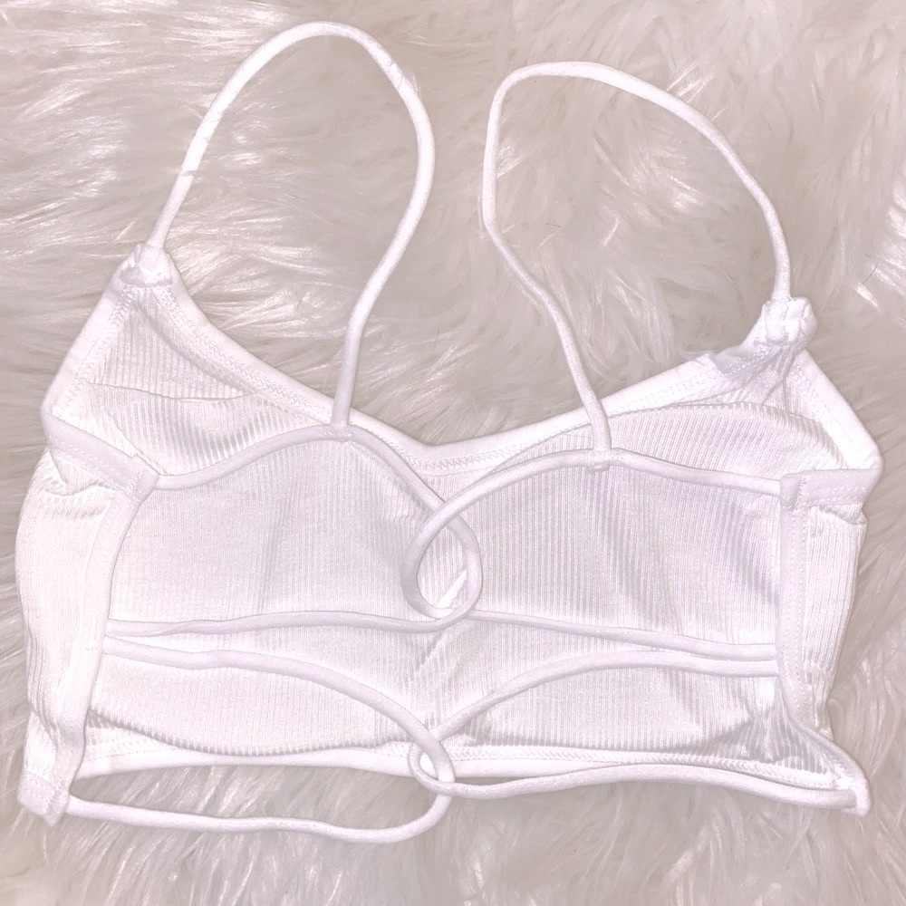 Cross back strappy sports bra